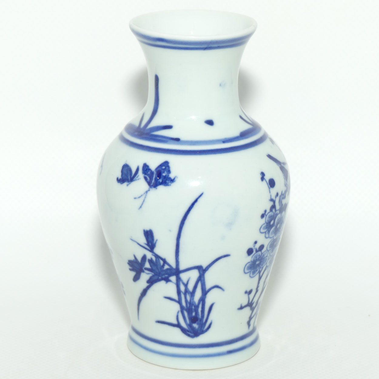 Fine Quality Chinese Blue and White vase decorated with Flowers and Butterflies | Guangxu period mark