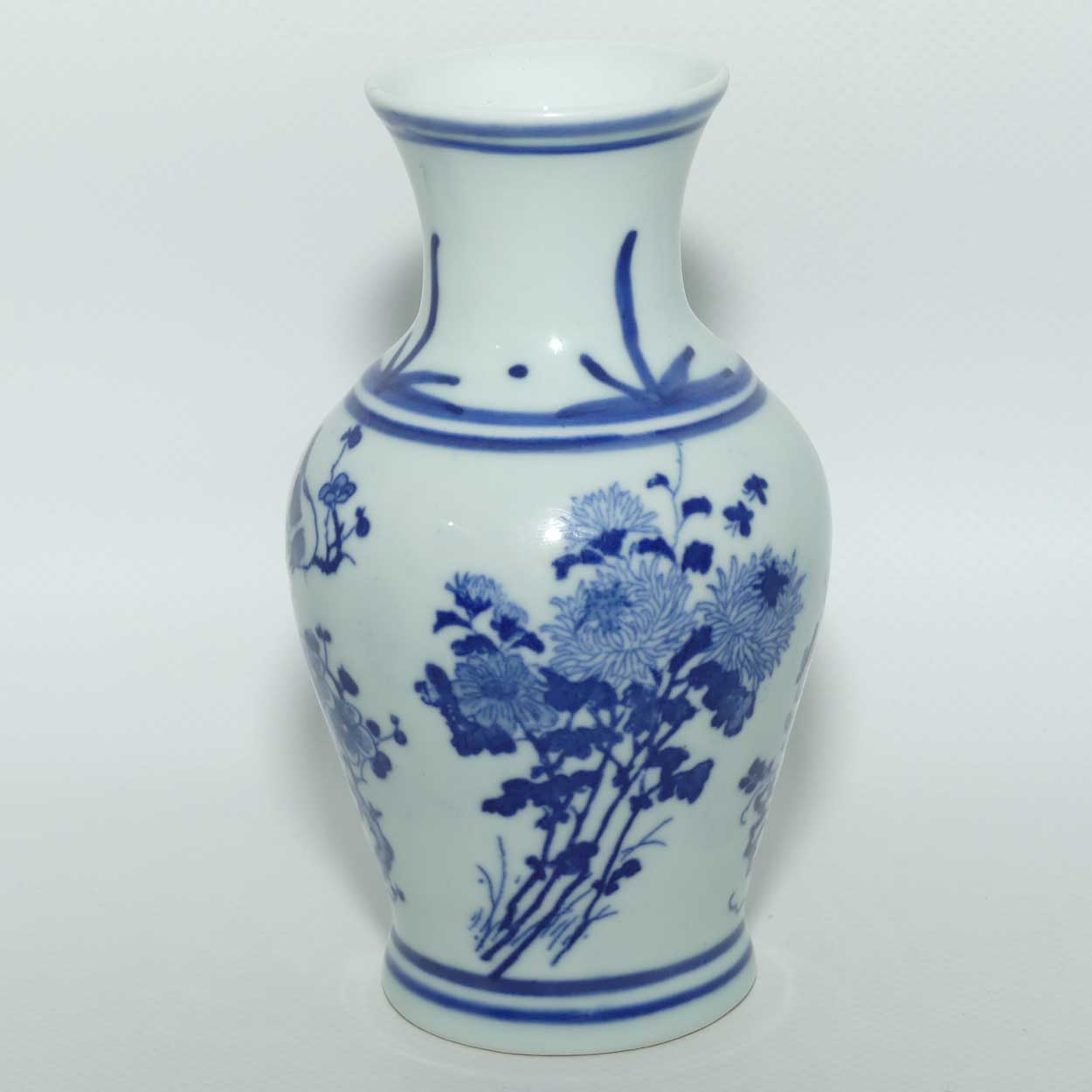 Fine Quality Chinese Blue and White vase decorated with Flowers and Butterflies | Guangxu period mark