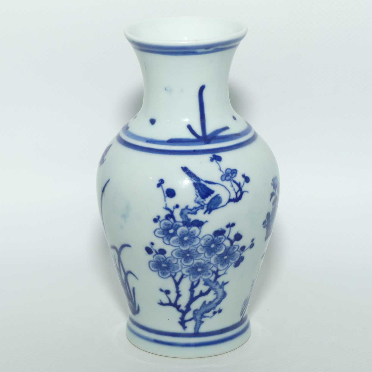 Fine Quality Chinese Blue and White vase decorated with Flowers and Butterflies | Guangxu period mark
