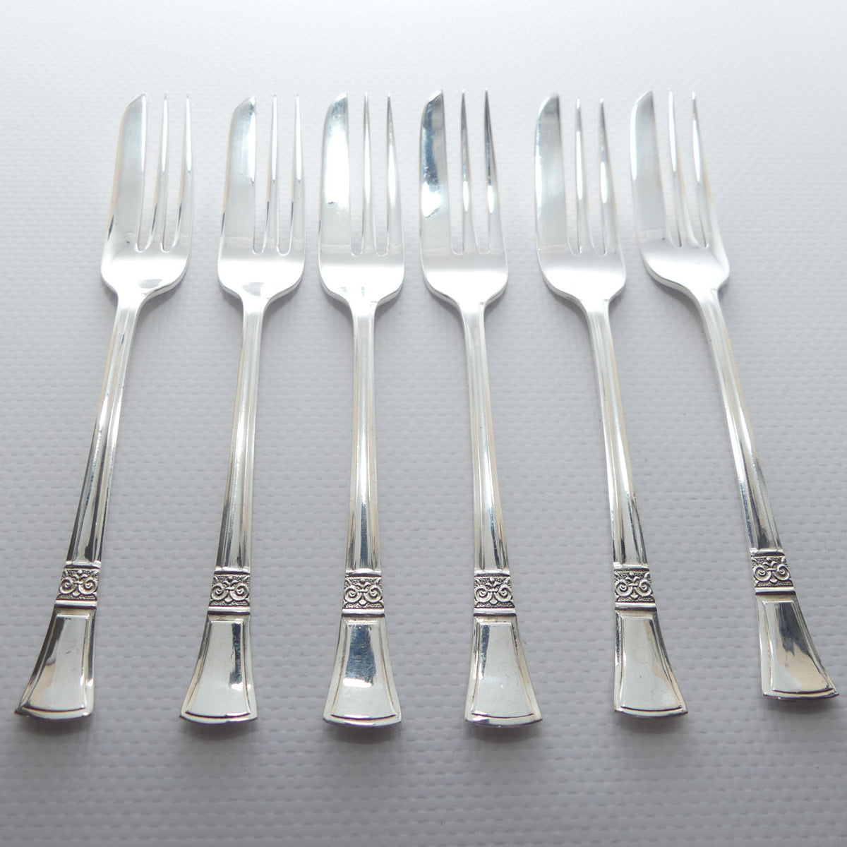 Set of 6 EPNS A1 cake forks | in Mid Century Bakelite box