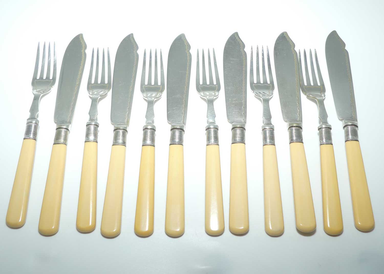 Edwardian era Faux Bone handled and EPNS blades set of 6 fish eaters in Original lockable box