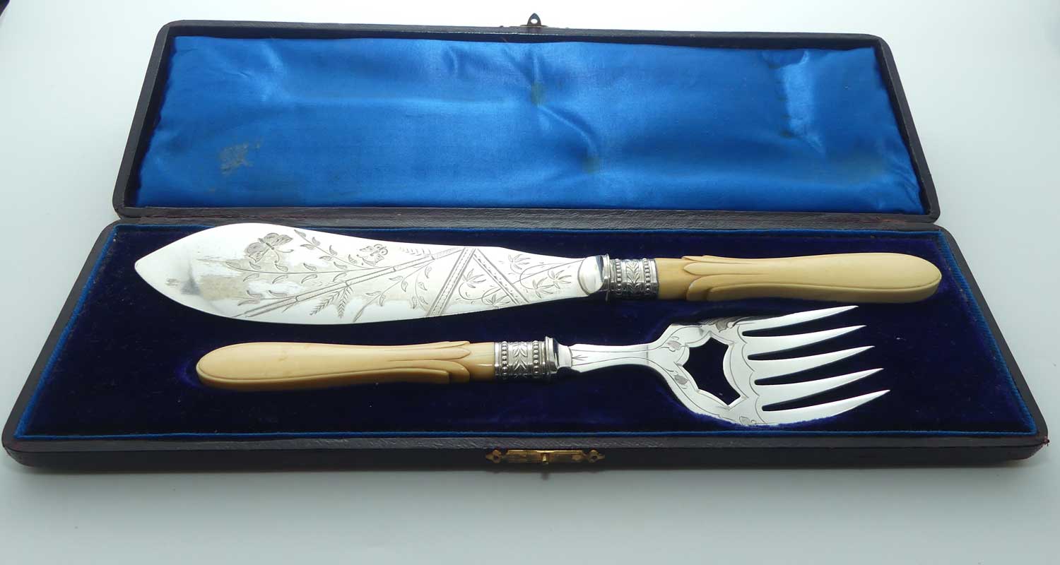 Boxed Silver Plated Edwardian era Bone Handled Fish Servers set