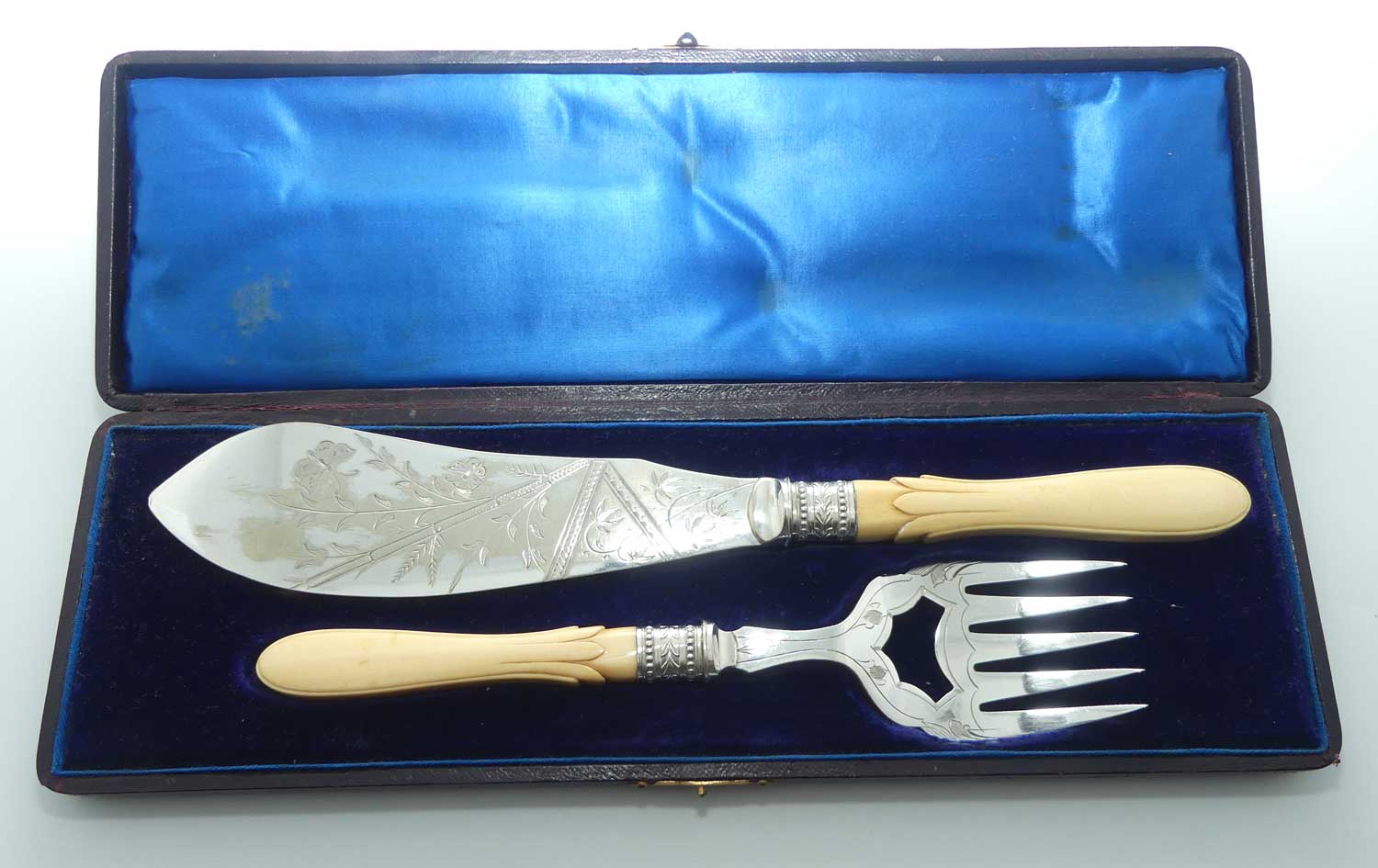 Boxed Silver Plated Edwardian era Bone Handled Fish Servers set