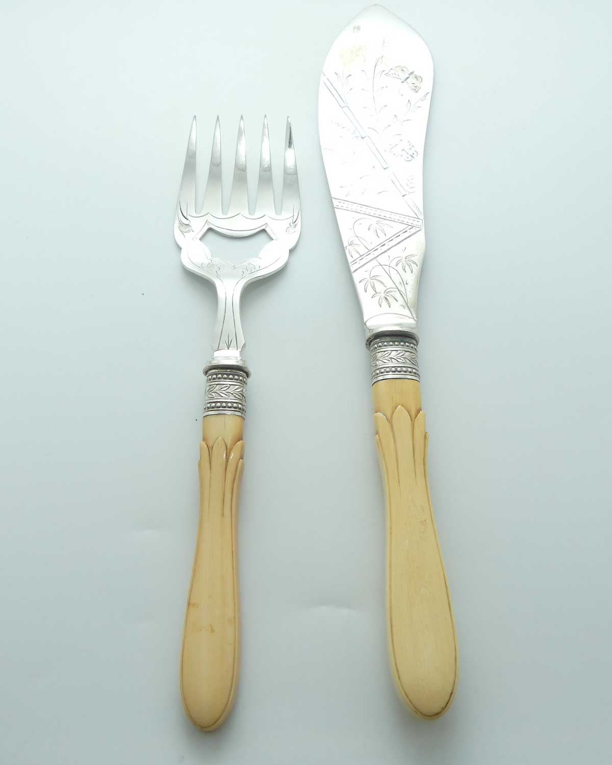 Boxed Silver Plated Edwardian era Bone Handled Fish Servers set