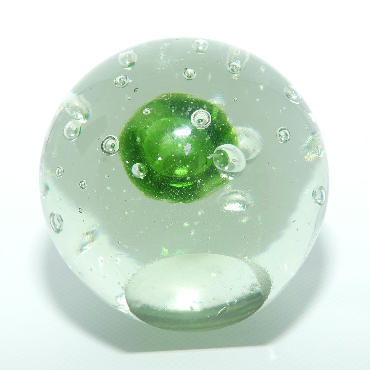 Controlled bubble with Green centre Magnum paperweight