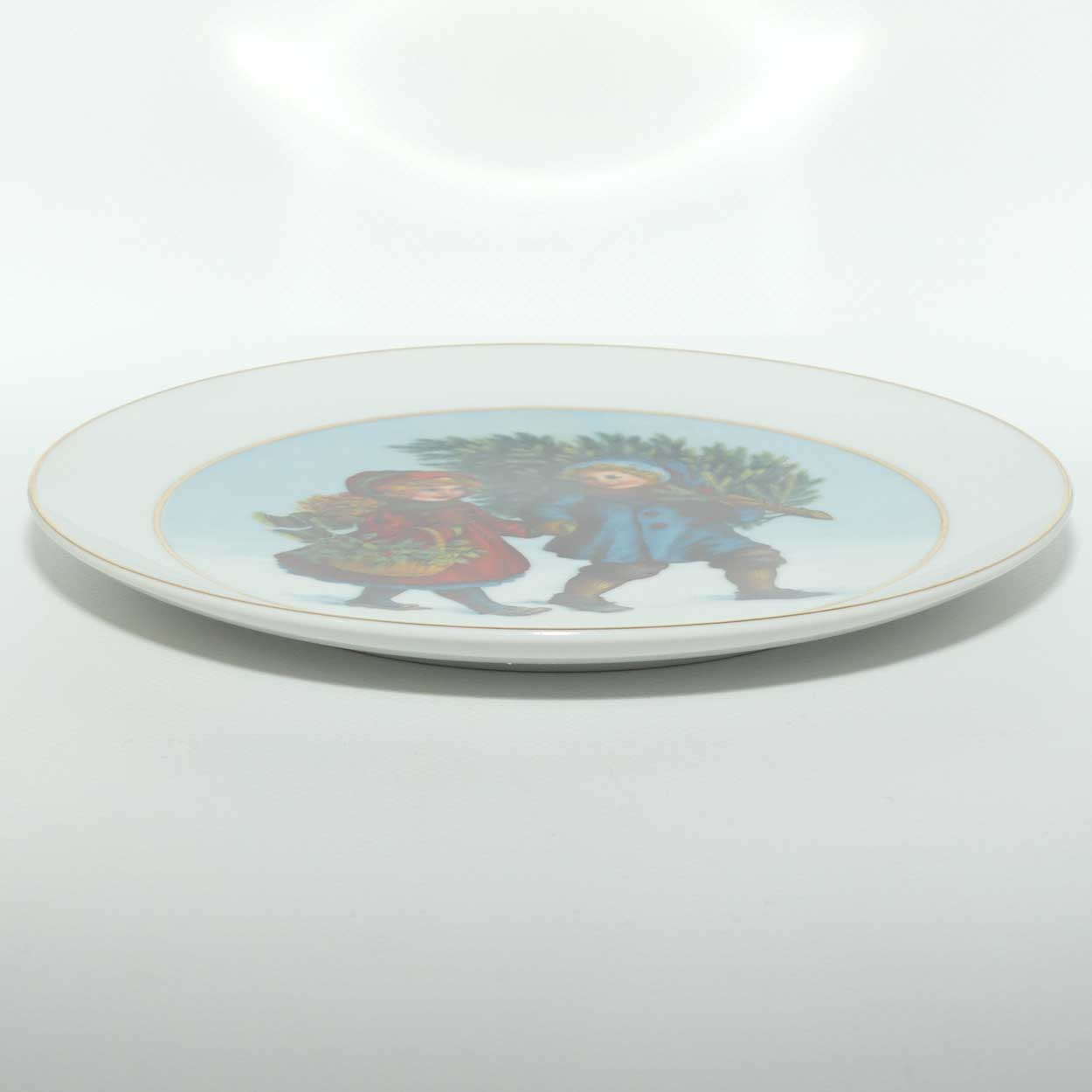 Avon Christmas plate | Christmas 1981 | First Edition | Sharing the Christmas Spirit | boxed