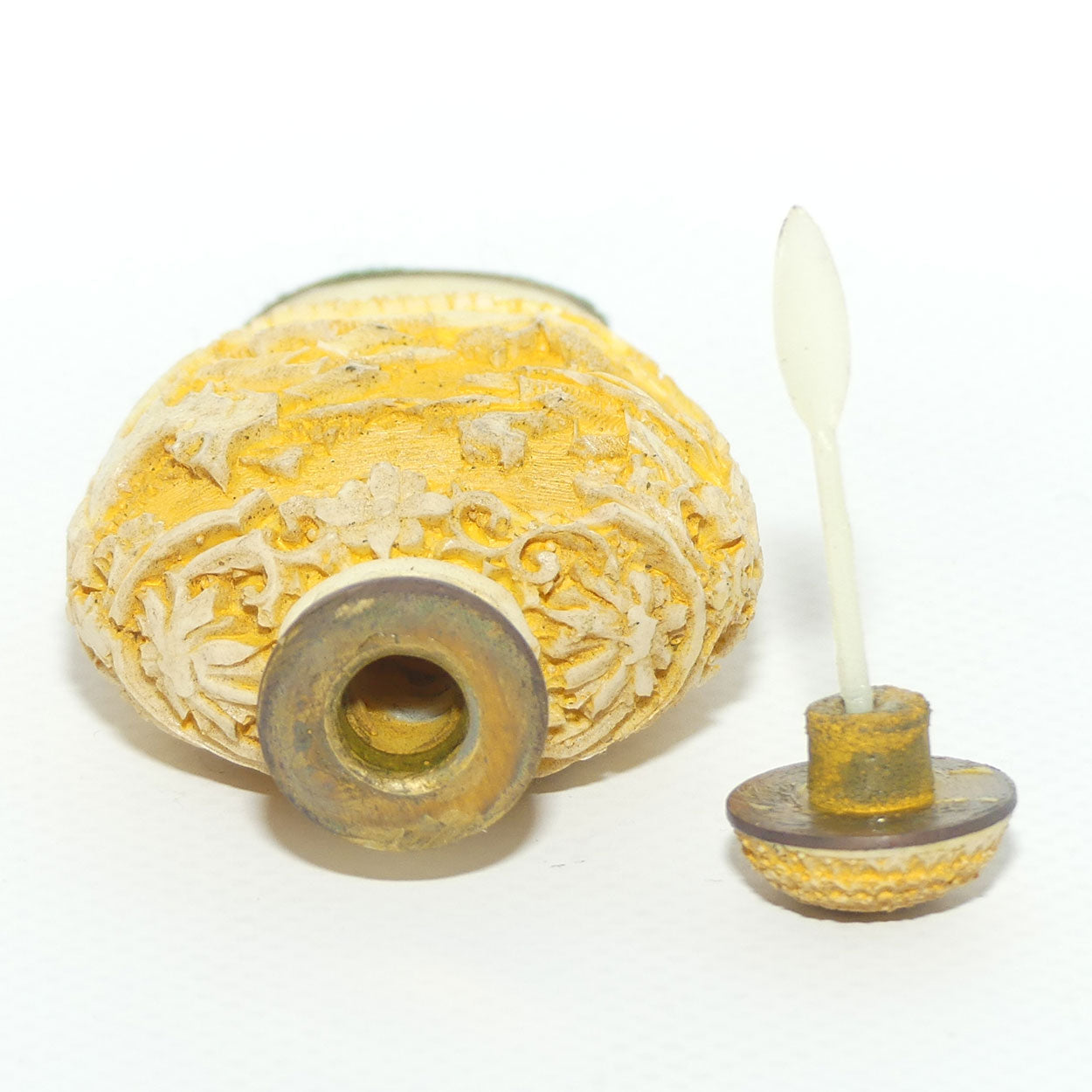 Chinese White Yellow Cinnabar snuff bottle | Village and Lake scene