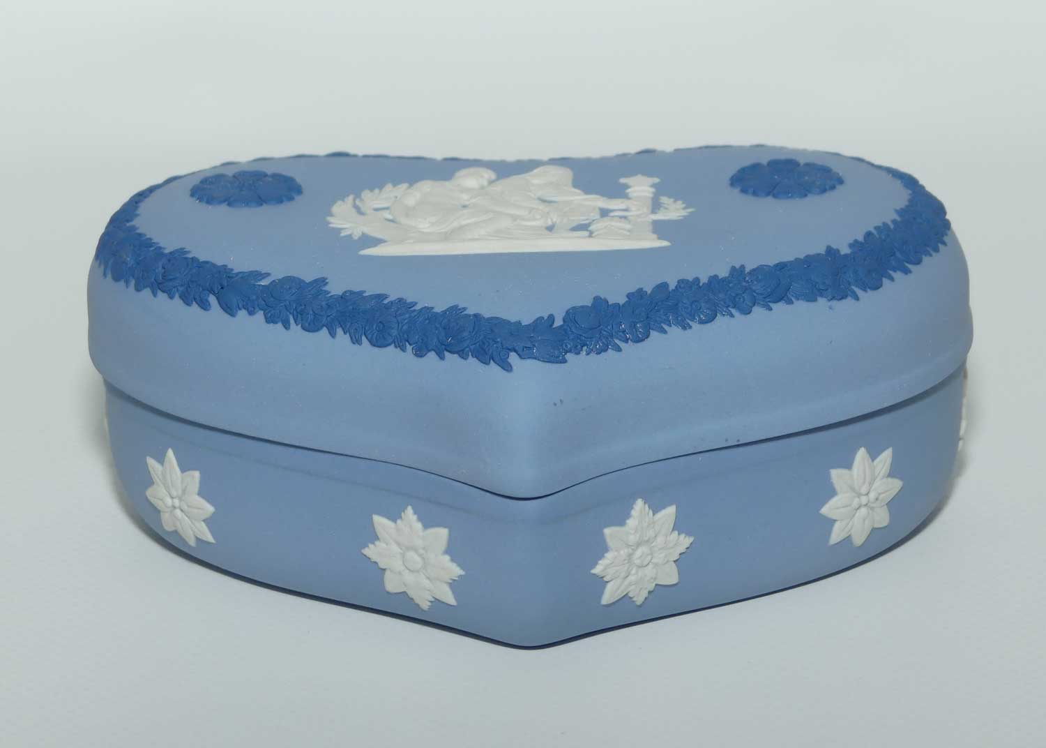 Wedgwood Jasper | Dark Blue and White on Pale wide heart shape powder bowl