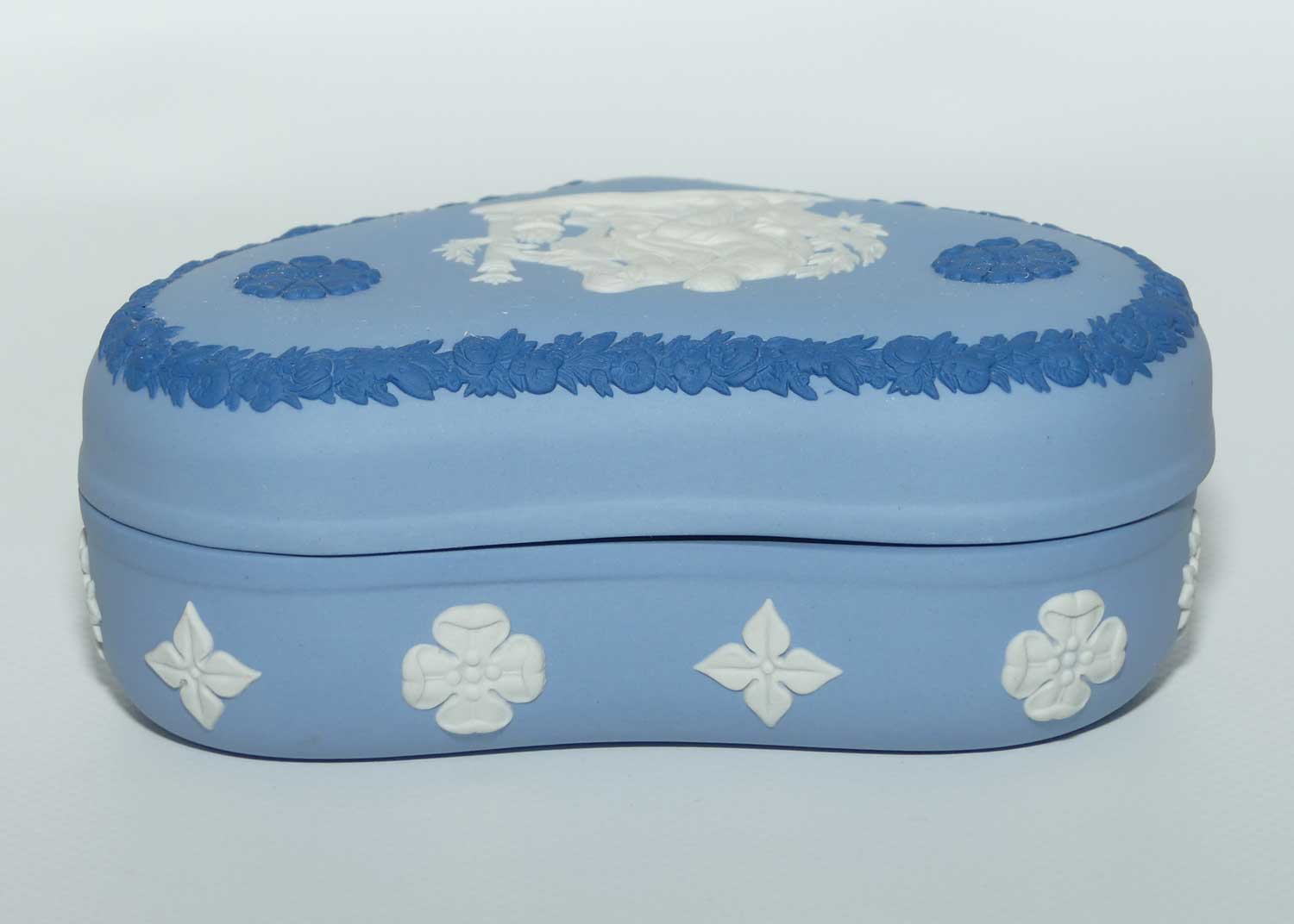 Wedgwood Jasper | Dark Blue and White on Pale wide heart shape powder bowl