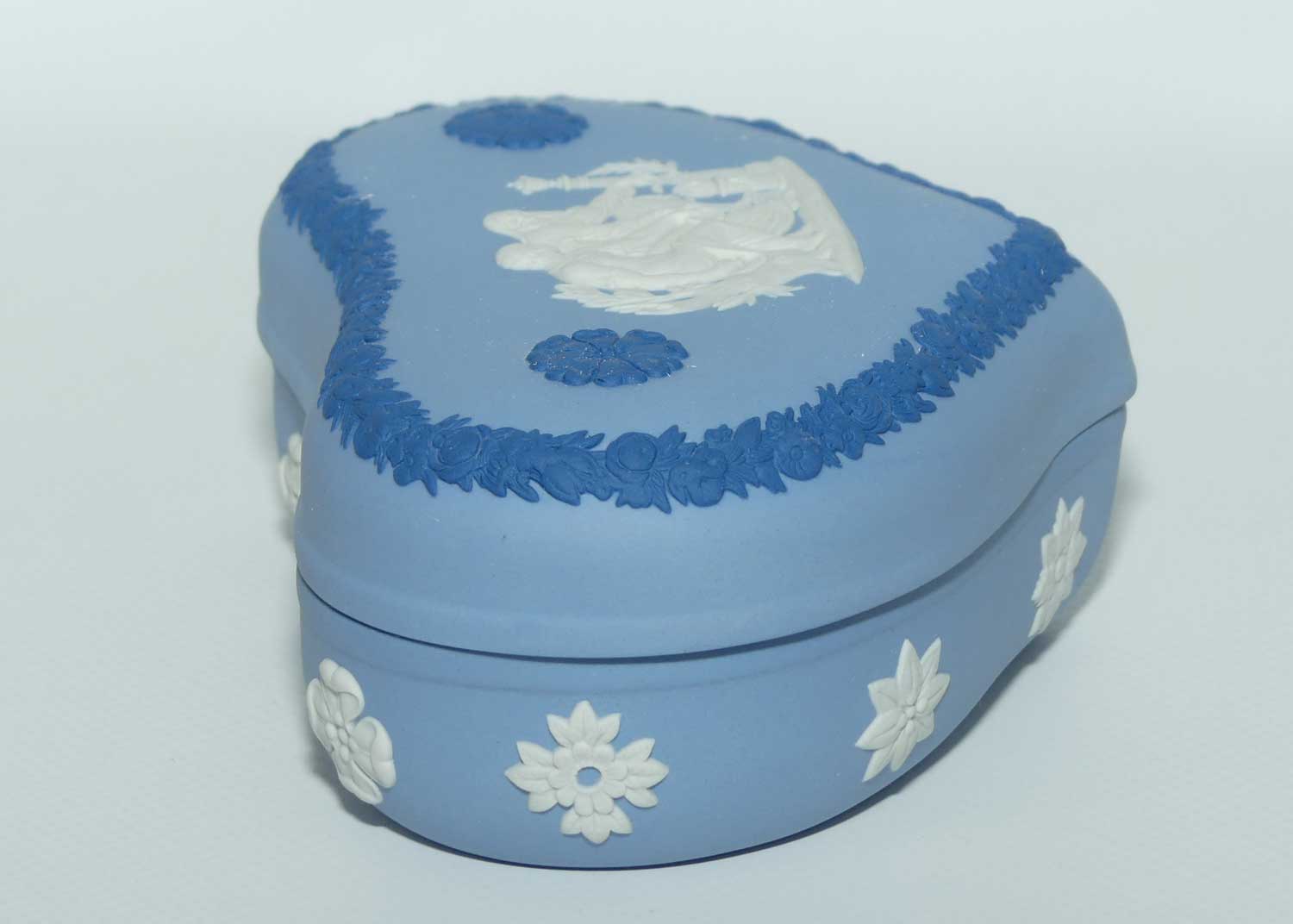 Wedgwood Jasper | Dark Blue and White on Pale wide heart shape powder bowl