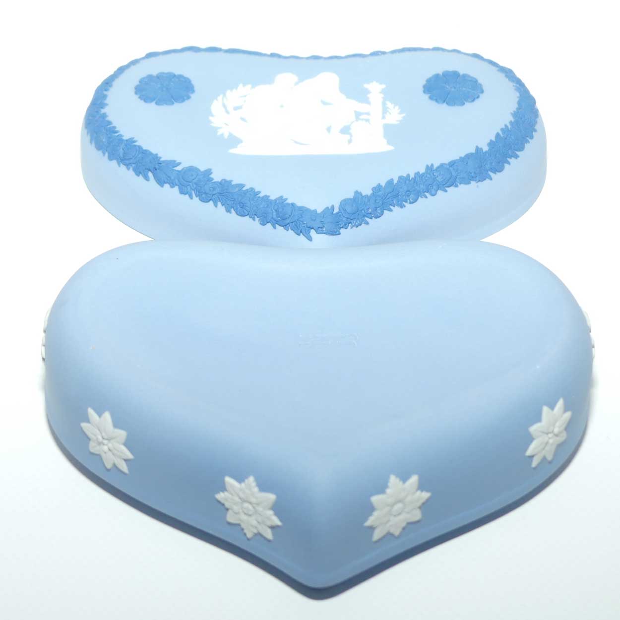 Wedgwood Jasper | Dark Blue and White on Pale wide heart shape powder bowl