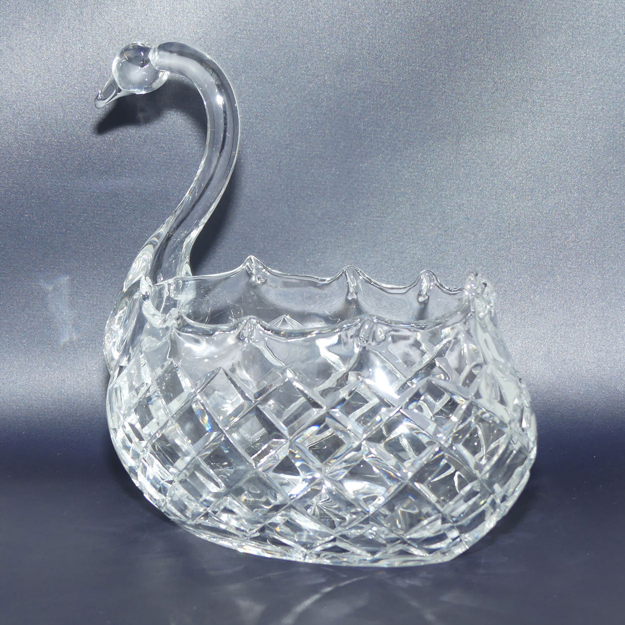 Traditional Diamond Cut Crystal Swan trough | 19cm tall