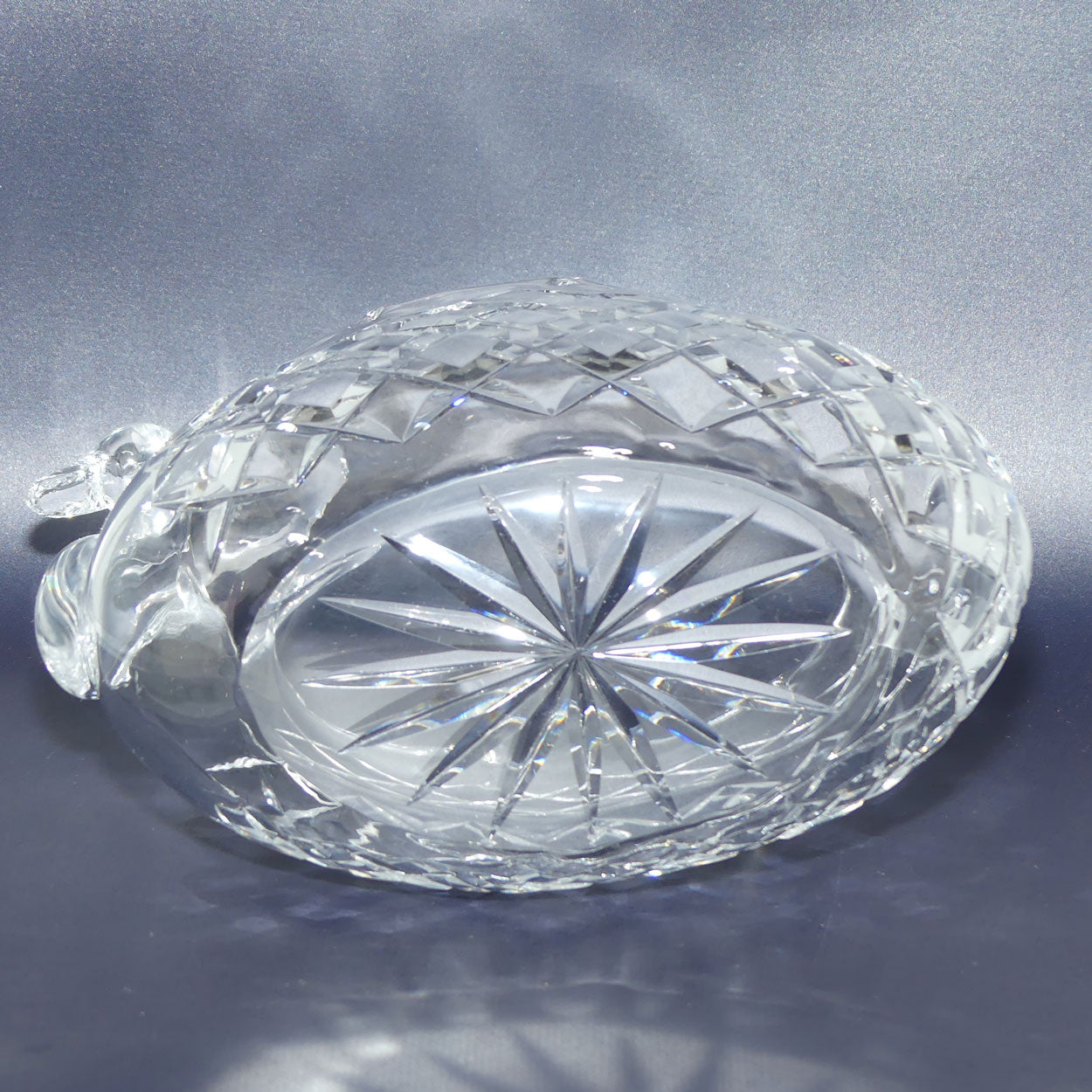 Traditional Diamond Cut Crystal Swan trough | 19cm tall