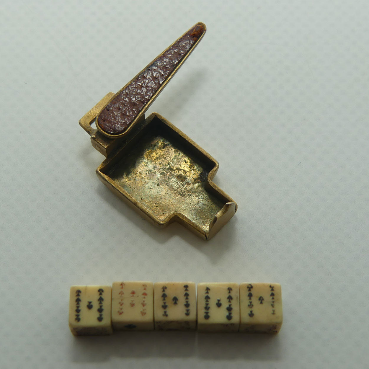Miniature Chinese set of 5 Dice in Holder | Da Hua Tou or Liars Dice