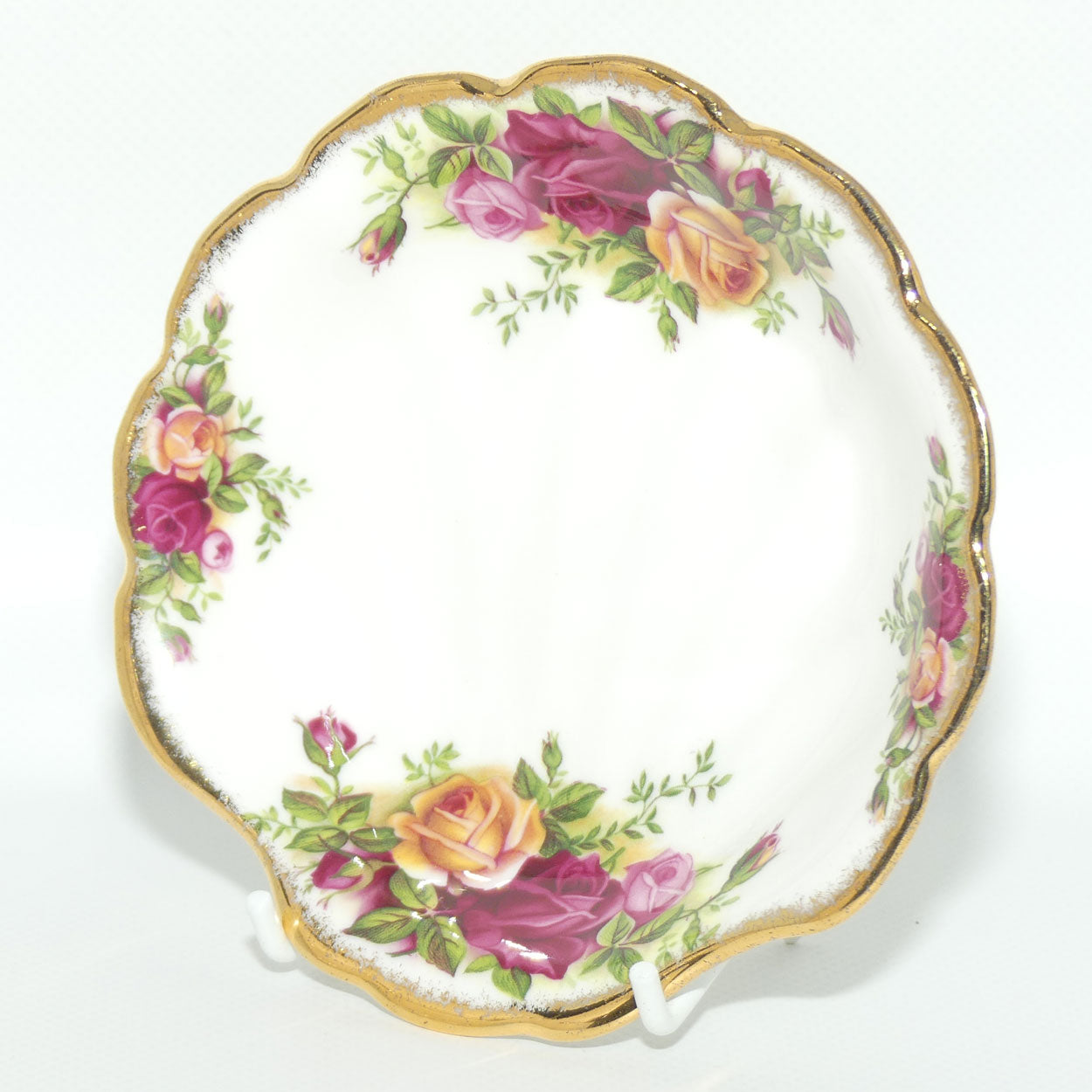 Royal Albert Bone China England Old Country Roses Bon Bon shell shape dish | 13cm | © 1962 Royal Albert Ltd backstamp