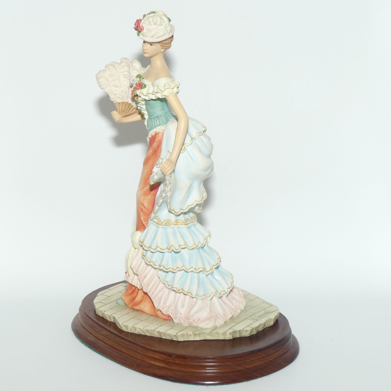 Leonardo Collection figure on wooden base | True Poise | Lady with Fan