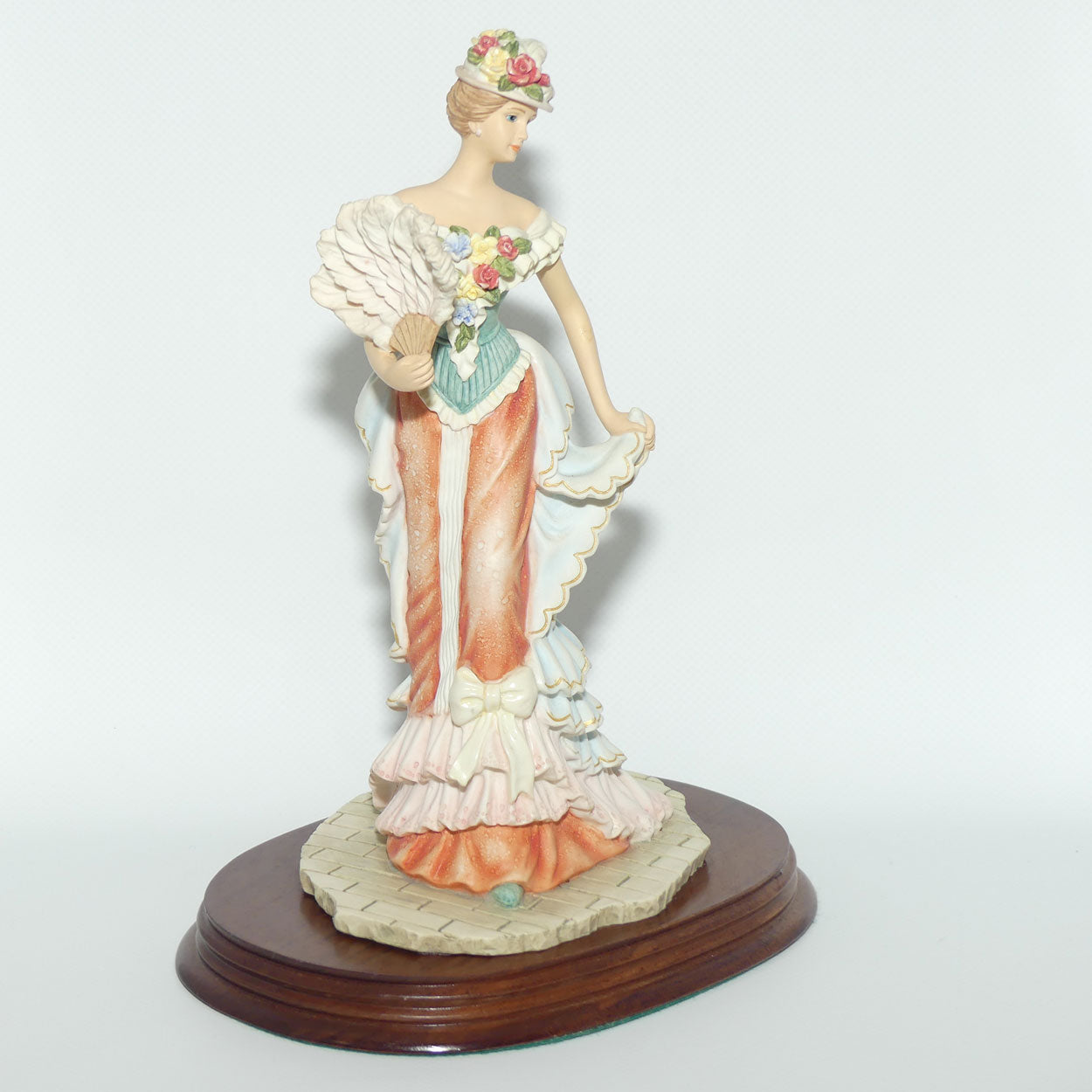Leonardo Collection figure on wooden base | True Poise | Lady with Fan