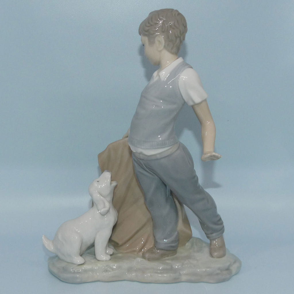 Nao by Lladro figure Fighting the Dog #0161