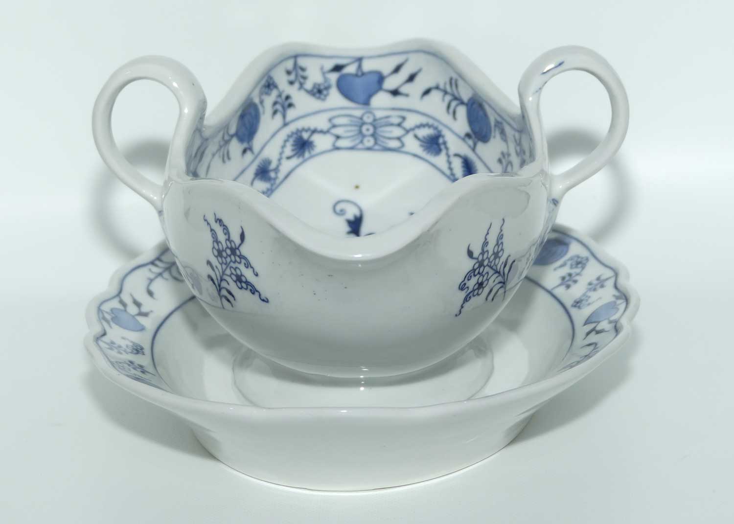 Meissen Blue Onion | Zwiebelmuster sauce boat and joined underplate