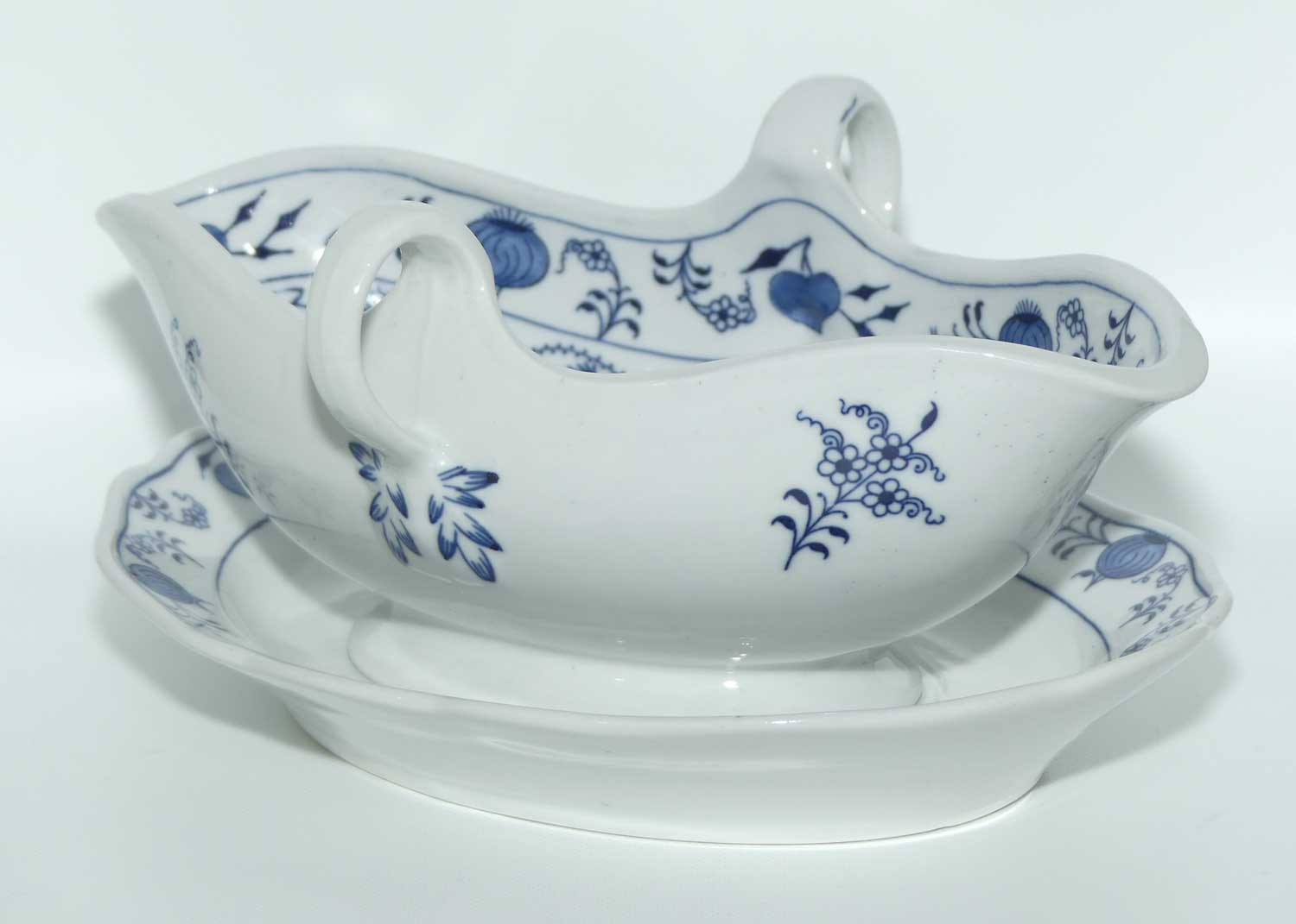Meissen Blue Onion | Zwiebelmuster sauce boat and joined underplate