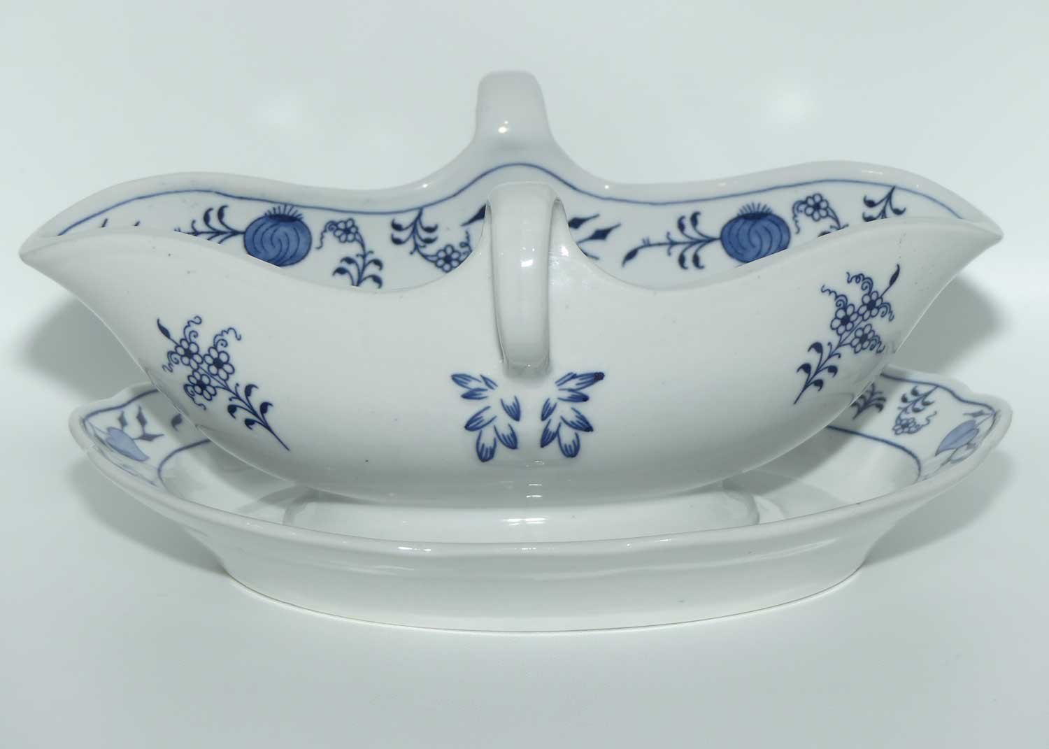 Meissen Blue Onion | Zwiebelmuster sauce boat and joined underplate