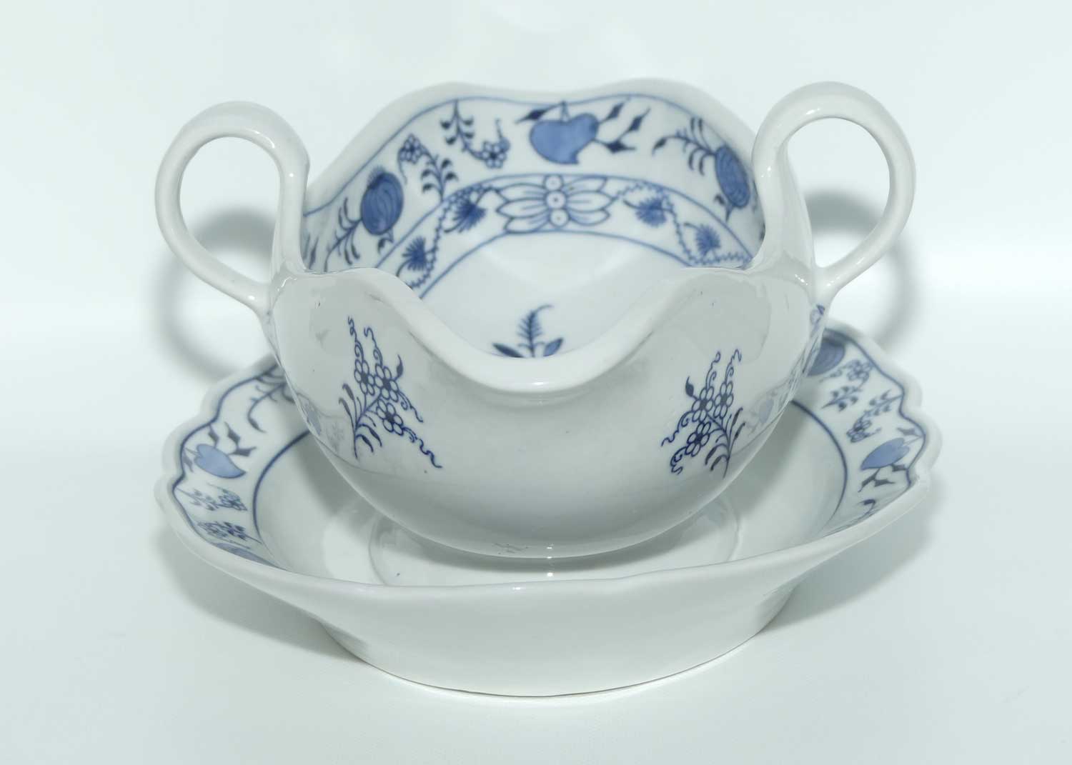Meissen Blue Onion | Zwiebelmuster sauce boat and joined underplate