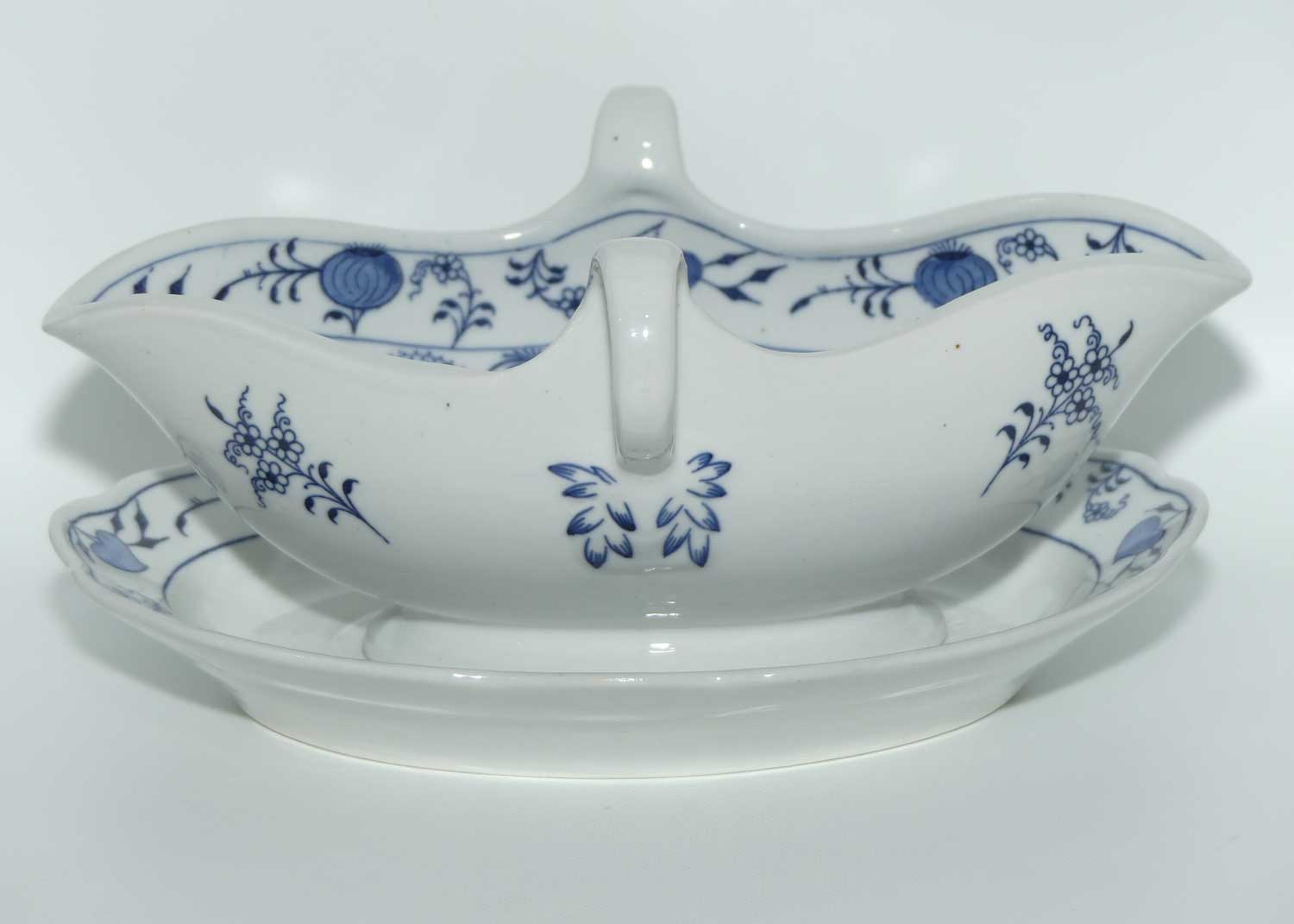 Meissen Blue Onion | Zwiebelmuster sauce boat and joined underplate