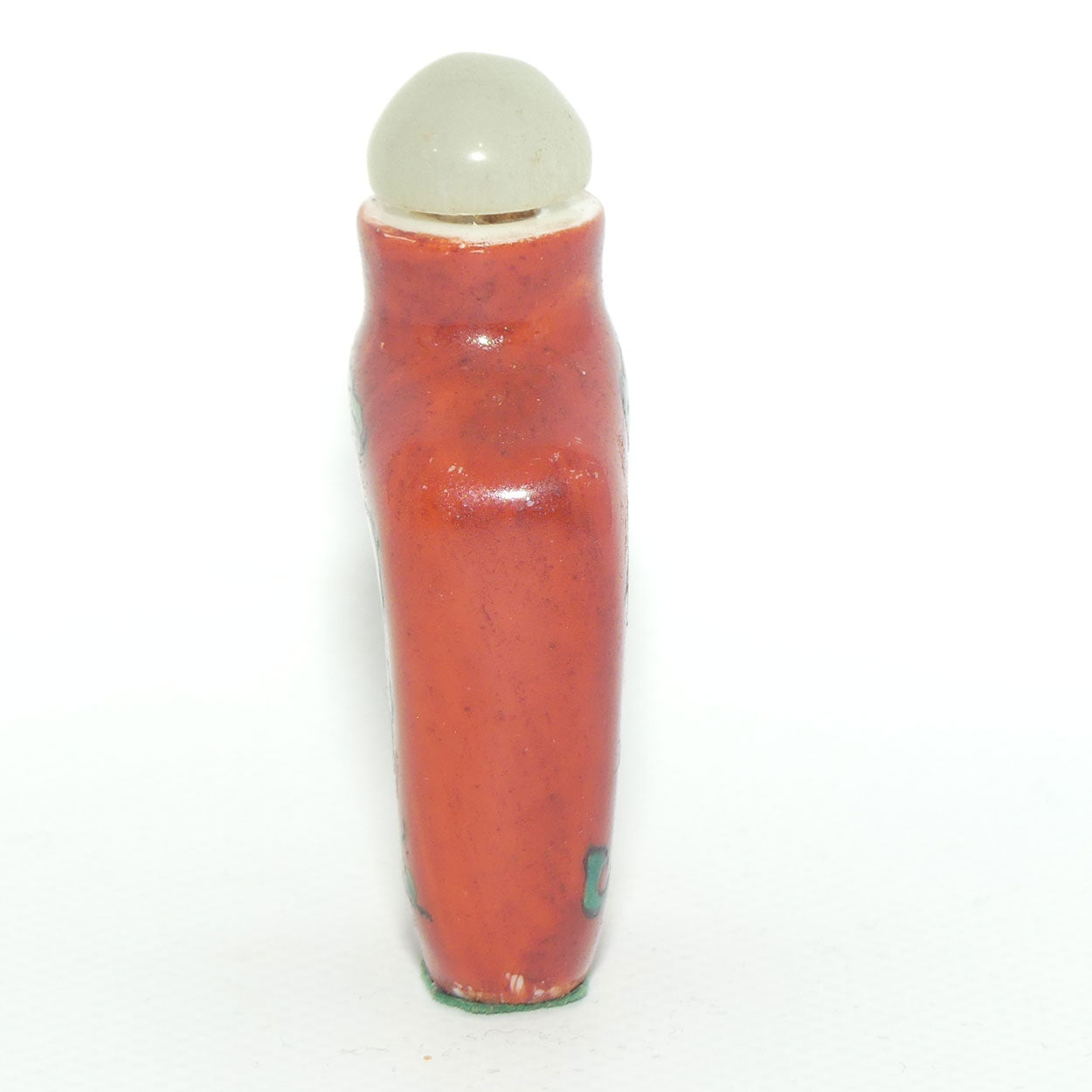 Chinese snuff bottle with greenstone stopper | Iron Red decorated with Dog of Fo