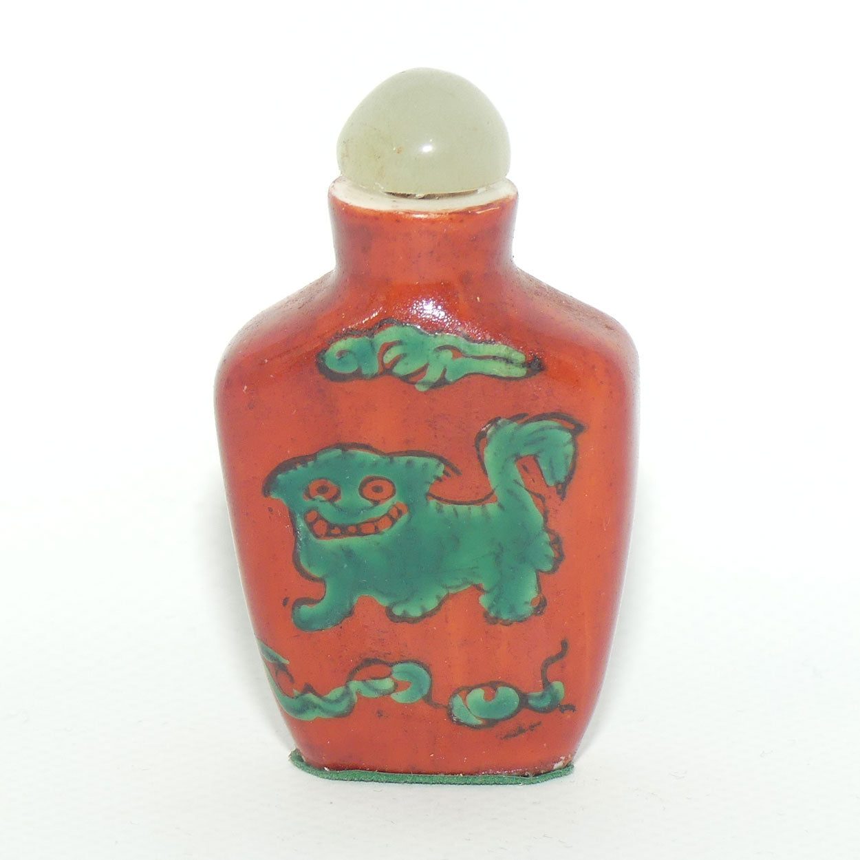 Chinese snuff bottle with greenstone stopper | Iron Red decorated with Dog of Fo