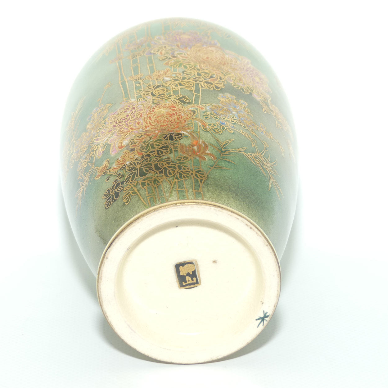 Satsuma vase depicting Bamboo and Chrysanthemum Flowers | Green ground | late Meiji | Taisho period