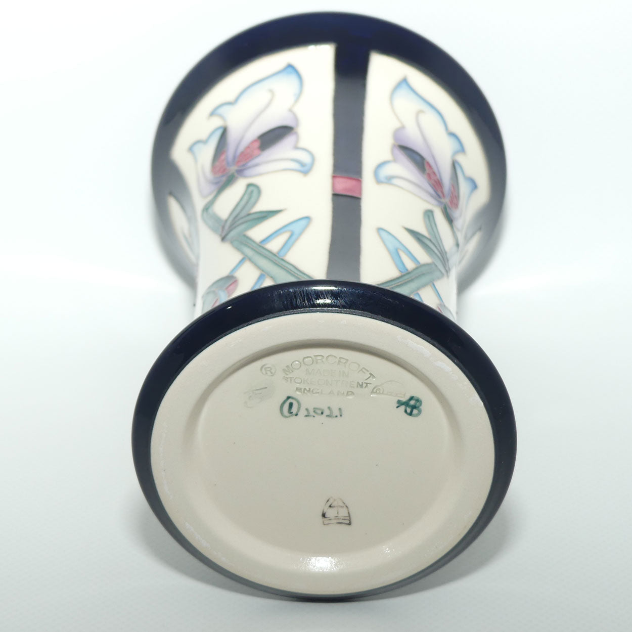 Moorcroft Pottery | Homage 158/6 vase | Designer: Rachel Bishop 