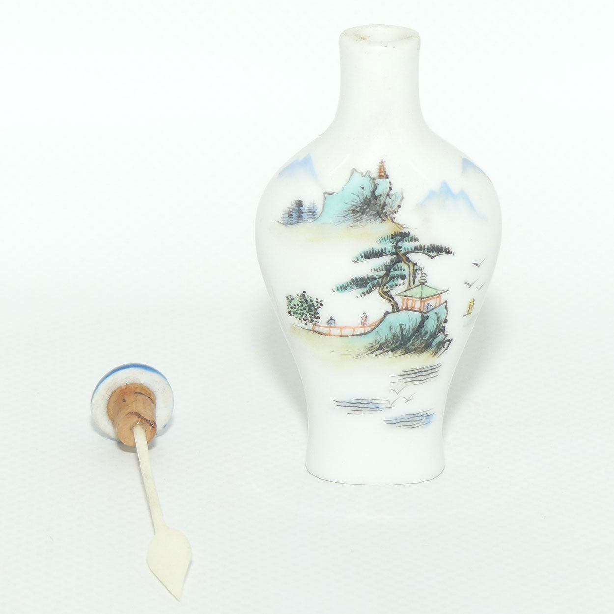 Chinese Landscape pattern Snuff Bottle | Blue stone stopper | Elegant shape