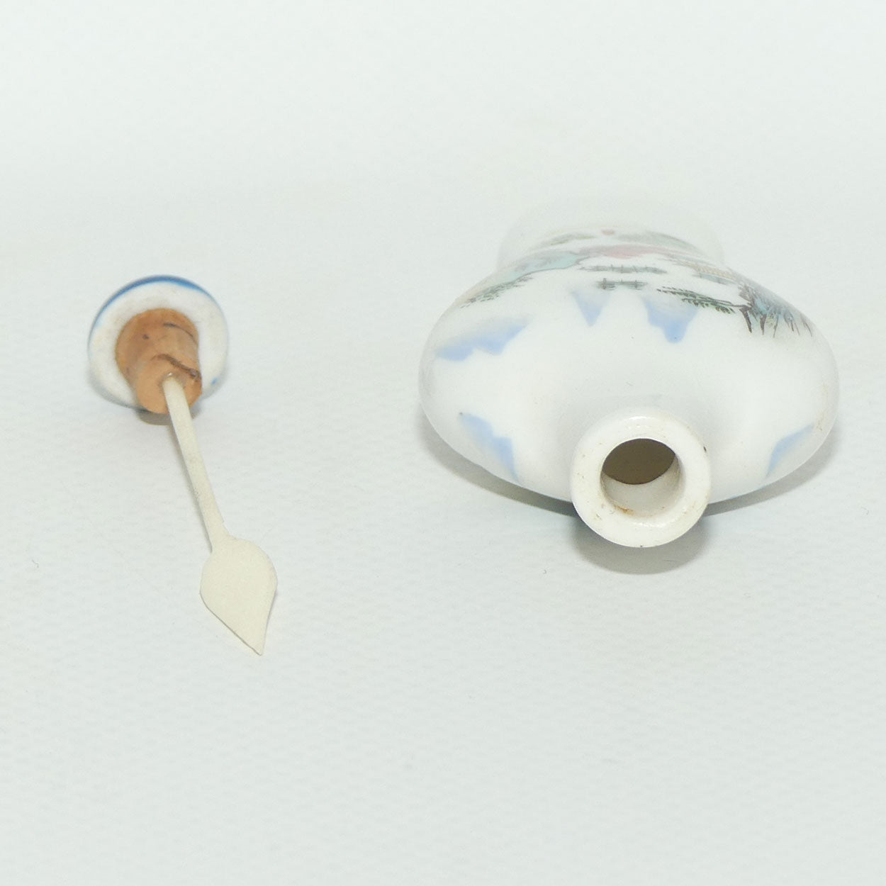 Chinese Landscape pattern Snuff Bottle | Blue stone stopper | Elegant shape