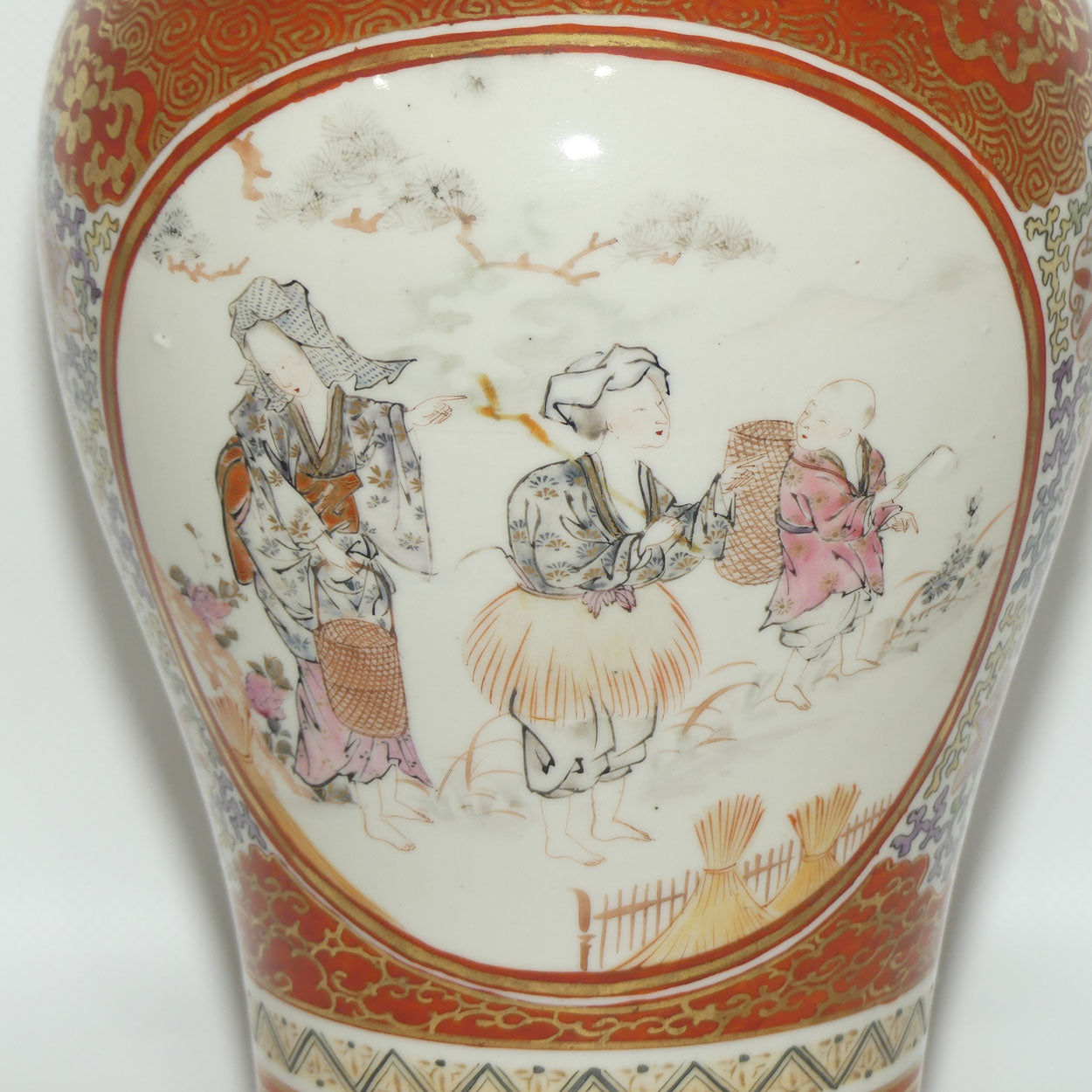 Japanese Kutani vase | Ovoid Shape | Two differing Cameo panels