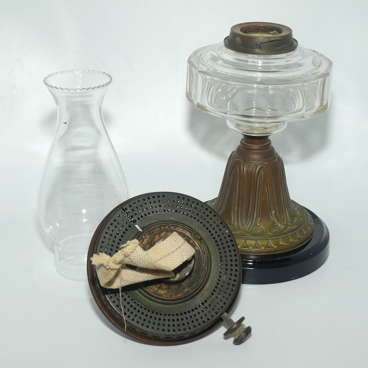 Victorian facetted Crystal font Hinks's Duplex Patent Oil Lamp