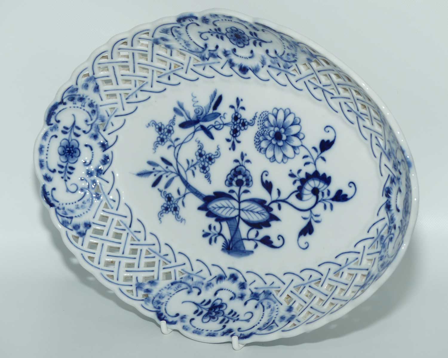 Meissen Blue Onion | Zwiebelmuster pierced gallery oval bowl | 27cm wide
