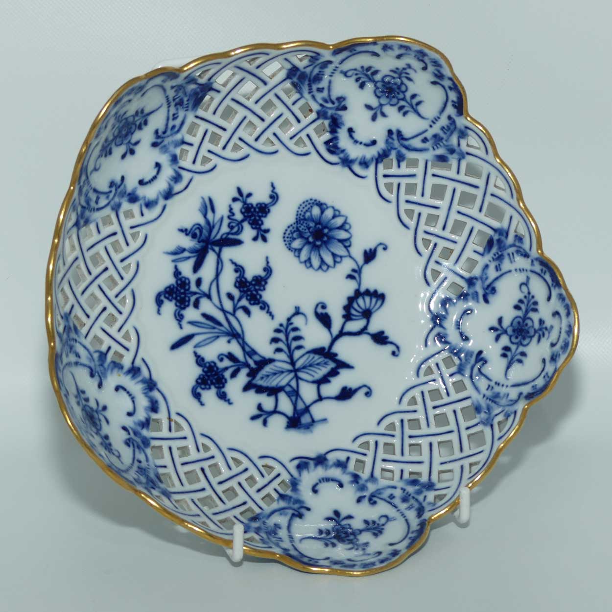 Meissen Blue Onion | Zwiebelmuster pierced gallery lobed round bowl with gilt edge | 19cm wide