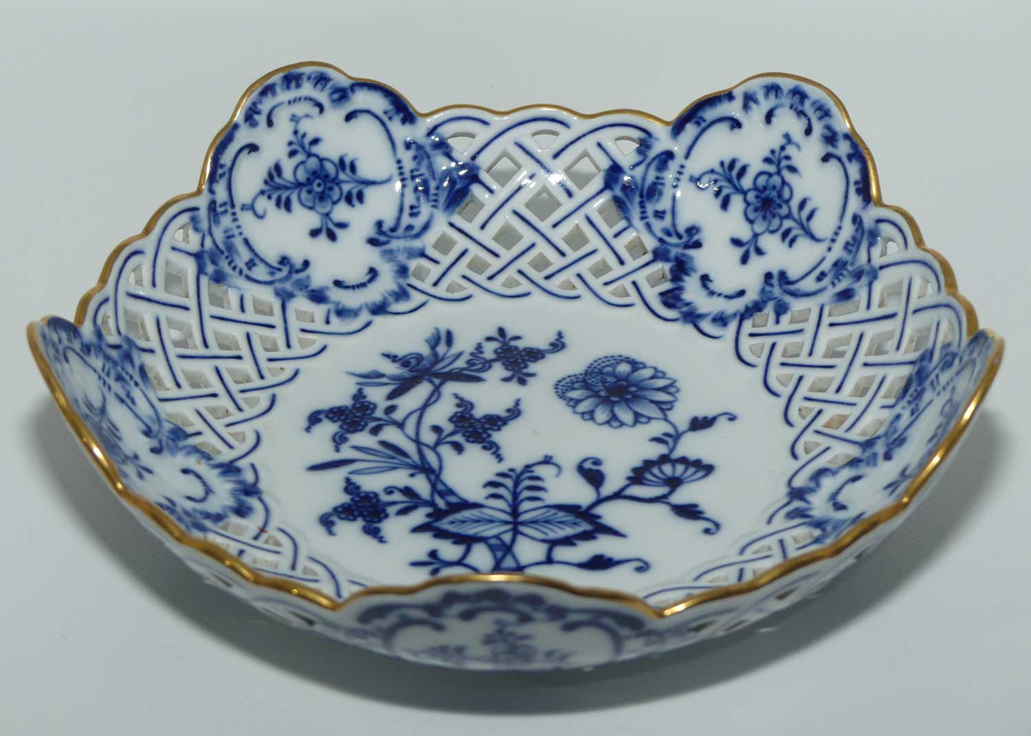 Meissen Blue Onion | Zwiebelmuster pierced gallery lobed round bowl with gilt edge | 19cm wide