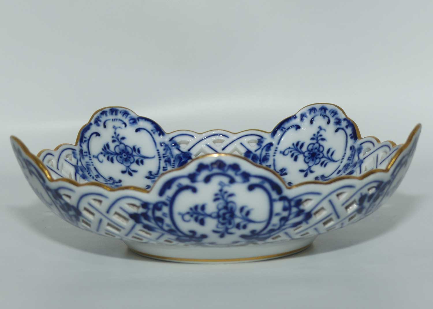 Meissen Blue Onion | Zwiebelmuster pierced gallery lobed round bowl with gilt edge | 19cm wide