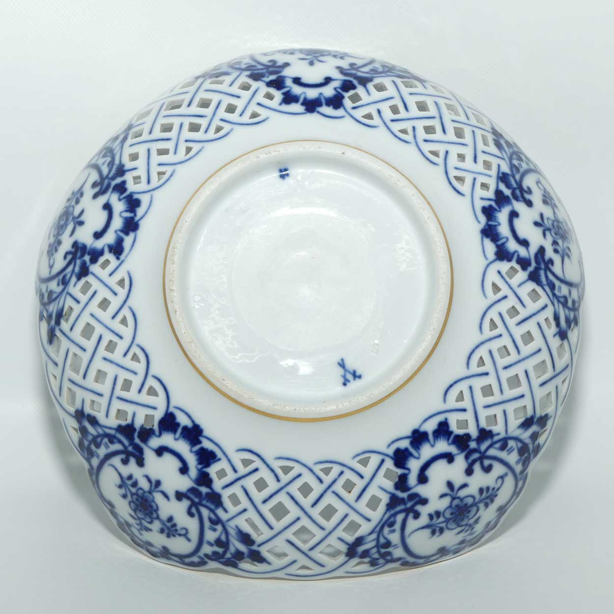Meissen Blue Onion | Zwiebelmuster pierced gallery lobed round bowl with gilt edge | 19cm wide
