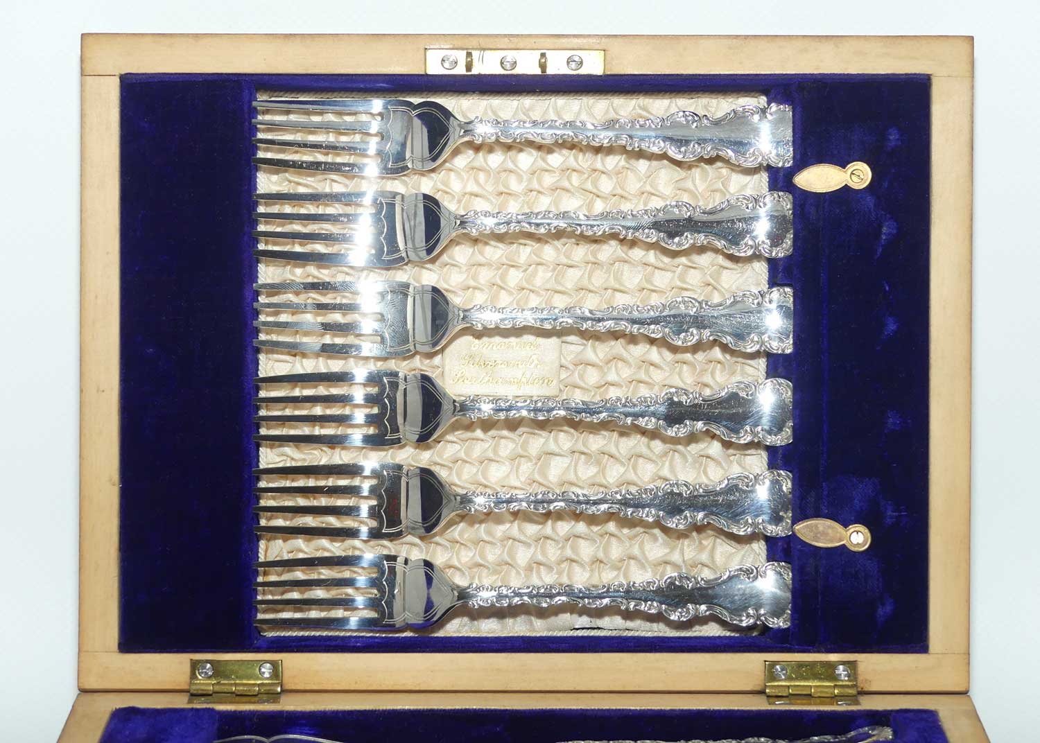 Edwardian era Lee and Wigful Sheffield set of Plated fish eaters in Walnut case