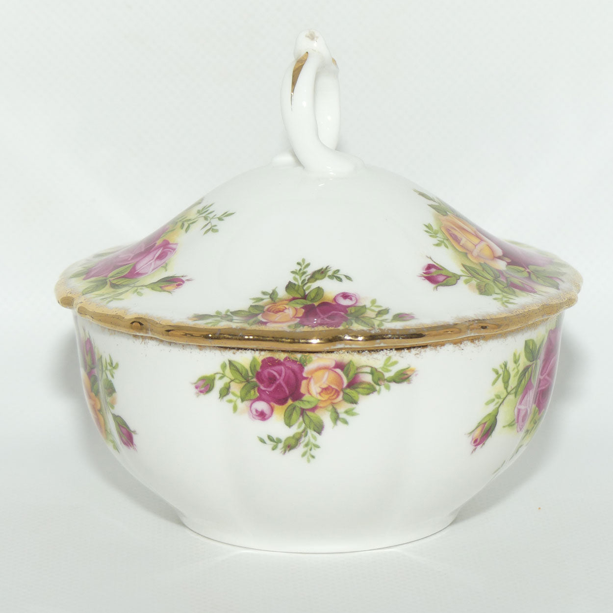 Royal Albert Bone China England Old Country Roses Lidded Bowl | 11.5 diam |© 1962 Royal Albert Ltd backstamp