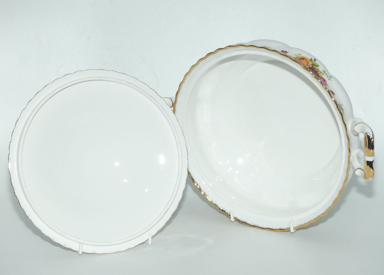 Royal Albert Bone China England Old Country Roses Lidded Tureen | 22.5 diam |© 1962 Royal Albert Ltd backstamp