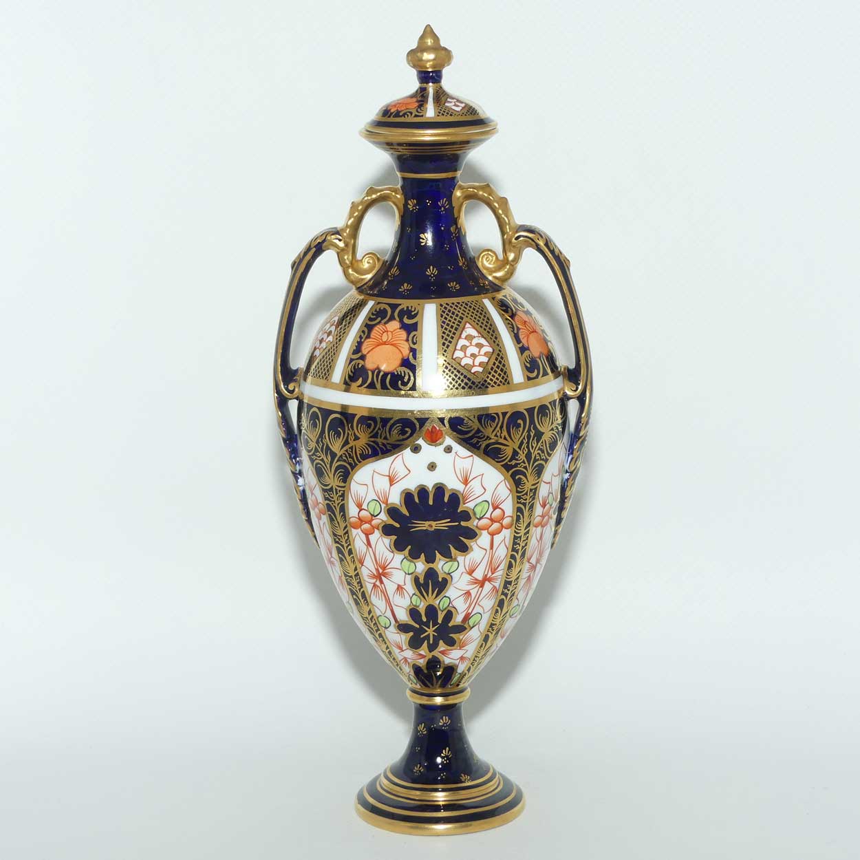 Royal Crown Derby Imari 1128 pattern lidded vase | c.1931