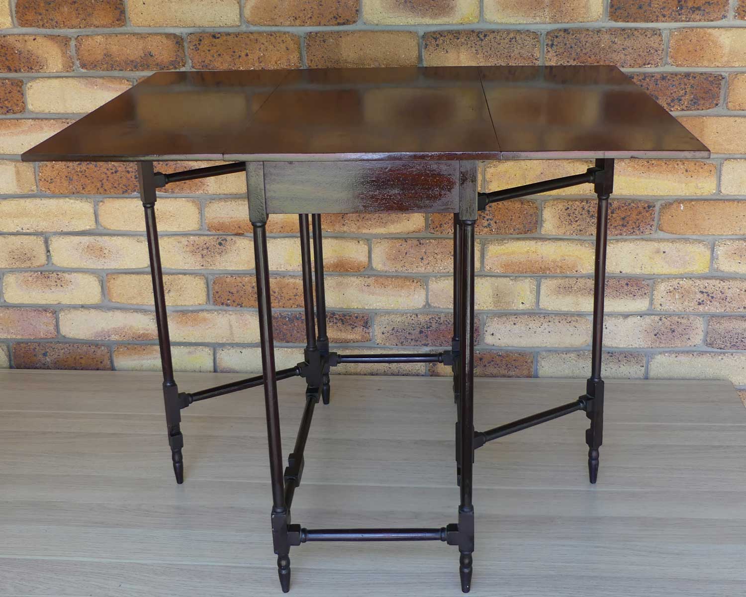 Late 19th Century English Mahogany folding Spider table | Gateleg table