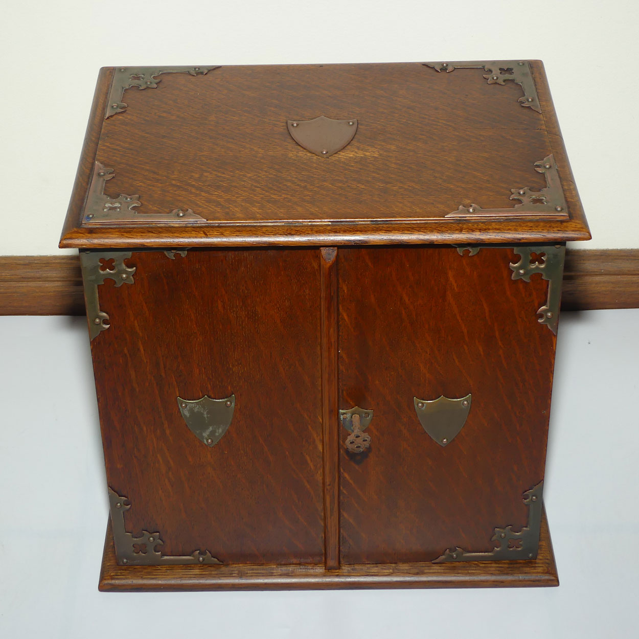Edwardian era English Oak Pipe cabinet | 3 Drawers | Fitted inside | Decorative banding