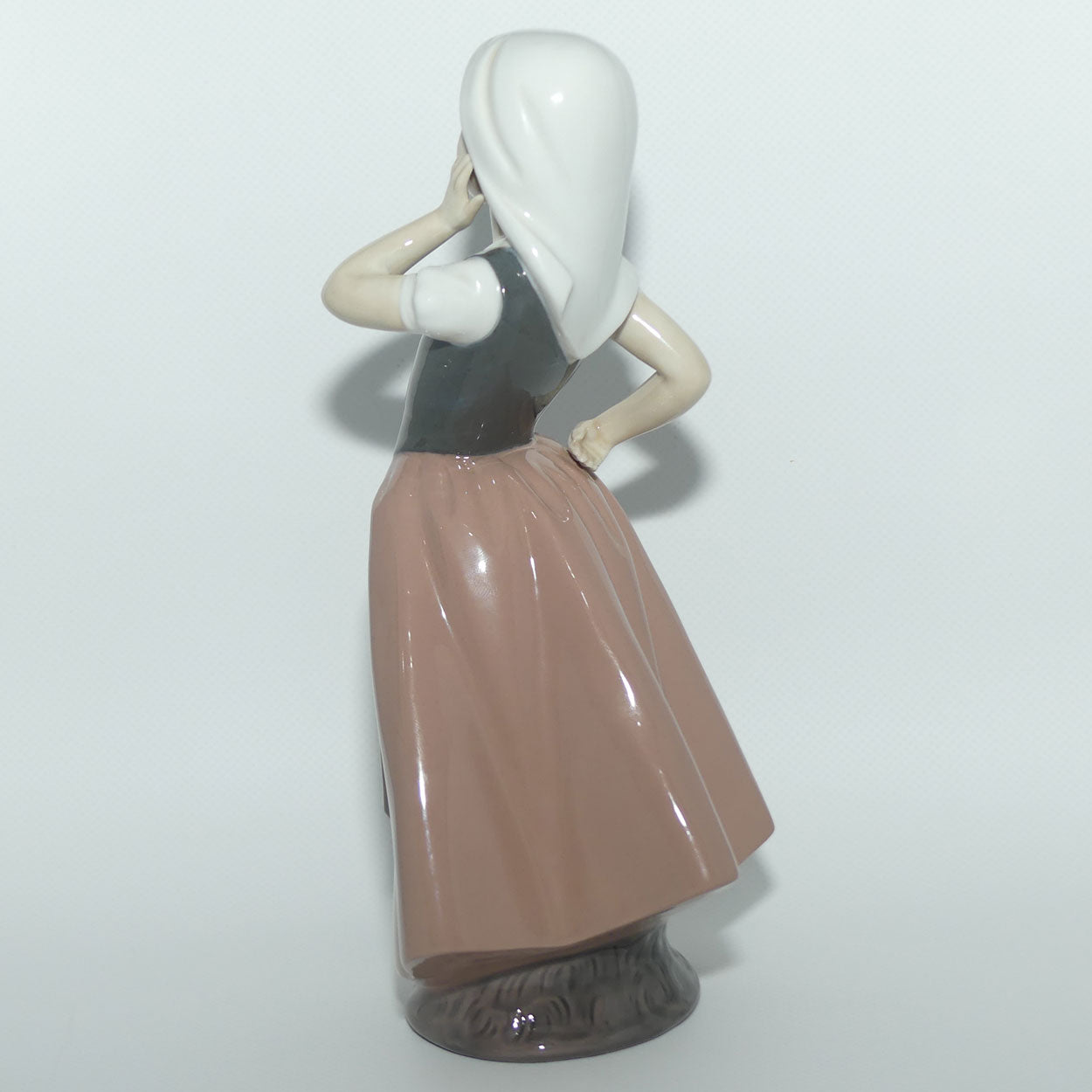 Nao by Lladro figure Farmer's Girl | Peasant Girl