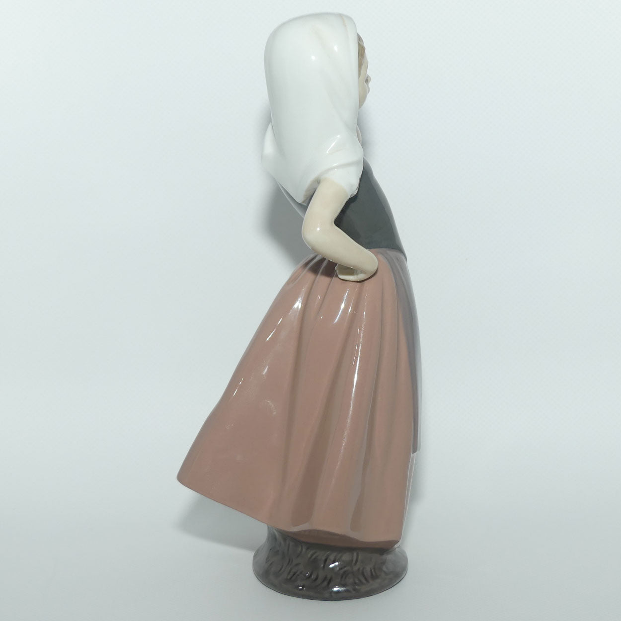 Nao by Lladro figure Farmer's Girl | Peasant Girl