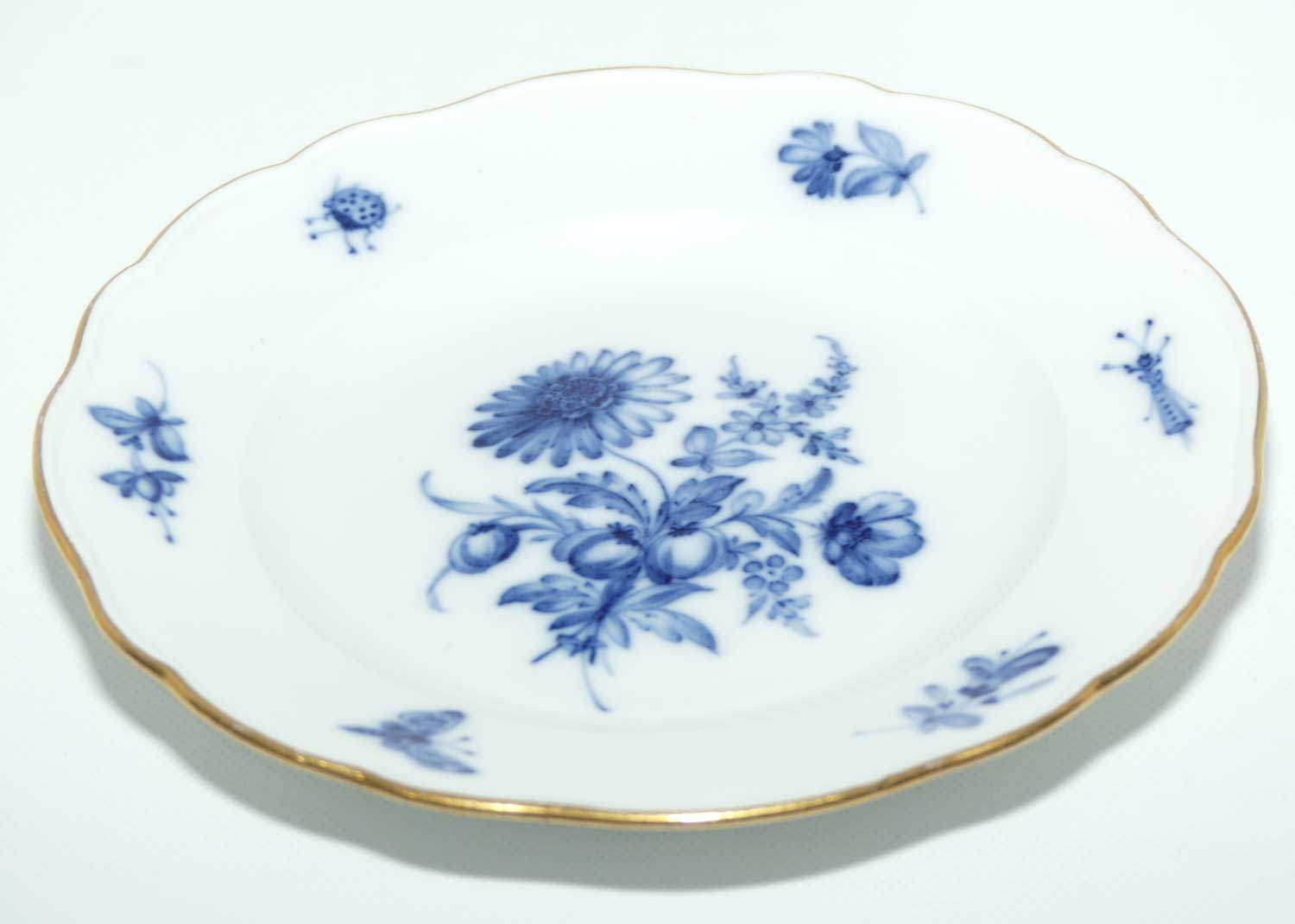 Meissen Blue and White Floral cabinet plate with gilt trim featuring Insects | 15.5cm