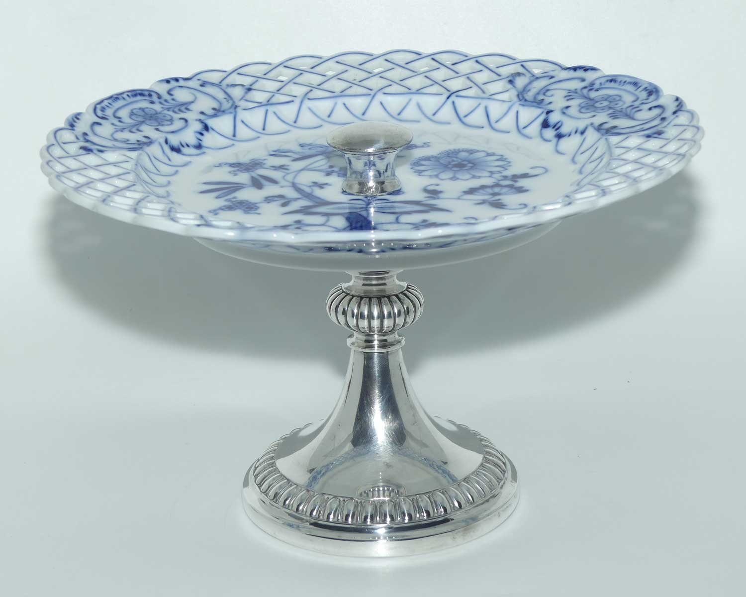 Meissen Blue Onion | Zwiebelmuster pierced gallery platform and Silverplated column fruit stand